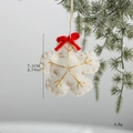 Pendentif flocon en feutre blanc nordique avec nœud rouge et broderie dorée, taille 7.1cm - Flocon de Neige en Feutre Blanc