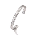 Dettaglio ravvicinato di un bracciale rigido in acciaio argento con trama a catena - Argento