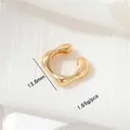Minimalistische goldene U-förmige Ohrklemme mit organischem Design auf Stoff - 14K Gold Flüssig Klein (H-12034 Klein)