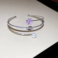 Makro-Detail des dreilagigen Silberarmbands mit lila Zirkonia-Blume und Perle - Silber-Rosa Blume (HB4658)