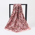 Klassieke zijdeachtige sjaal met luipaardprint en elegante roze satijnen randen - Nieuw Roze Luipaard