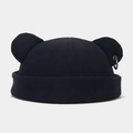 Dettaglio di un berretto docker nero con orecchie da orso e accessorio anello di metallo - M (56-58cm) / Nero