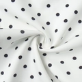Vue macro du tissu à pois montrant le drapé doux et l'imprimé blanc et noir élégant - S / Blanc (Couleurs assorties)