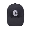 Dettaglio del ricamo bianco della lettera C su un cappellino da baseball nero - Regolabile / Nero