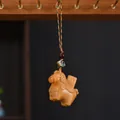 Handgeschnitzter Pferdeanhänger aus Thuja-Holz mit farbigem Schlüsselband und Perlen - Glückspferd Handy-Anhänger