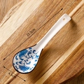 Cuillère en céramique à motif floral bleu sur planche en bois, longueur 15,5cm - Grandes fleurs bleues