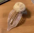 Barrette banane élégante avec rose en organza blanc et feuille satinée sur base acrylique - Grande Barrette Française / Camélia Rose