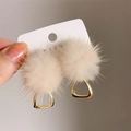 Boucles d'oreilles en fausse fourrure blanche avec pendentif trapèze doré - Boule de Poils Beige Trapèze Doré (0865)