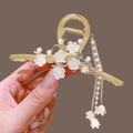 Gouden lelietje-van-dalen haarklem met witte bloemen, parels en elegante kwastjes - G27 Vijf Kleine Pruimenbloesems