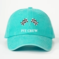 Detailansicht der PIT CREW Stickerei und Rennflaggen auf blauer Baumwolle Baseballkappe - See Blau