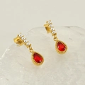 Orecchini a goccia d'oro con pietra rossa e perle bianche su sfondo di ghiaccio - Placcato Oro 18K / Rosso