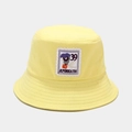Détail d'un bob en coton jaune avec un écusson brodé portant l'inscription Je Pense A Toi - M (56-58cm) / Jaune