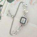 Orologio al quarzo quadrato argento da donna con petali di strass e bracciale regolabile - Argento
