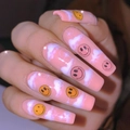 Lange rosa Ballett-Kunstnägel mit weißem Wolkenverlauf und ikonischen Smiley-Gesicht-Mustern - Rosa Smiley Face (JP1061)