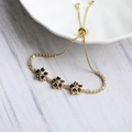 Dettaglio del bracciale a fiori regolabile con gemme nere e zirconi scintillanti - Nero