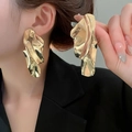 Boucles d'oreilles cœur vintage en forme de goutte dorée portée par un modèle - 39# Boucles d'oreilles brillantes irrégulières or (Silver Earring Post)