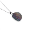 Collar minimalista con colgante de ágata amatista iridiscente y cadena de plata fina - Piedra Bruta Irisada de Colores (NSN0068)