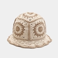Primer plano detallado de los patrones de girasol tejidos a mano en el gorro de algodón - M (56-58cm) / Beige
