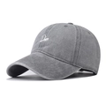 Dettaglio del ricamo bianco Disco sul berretto da baseball in cotone lavato grigio vintage - Disco Grigio