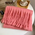 Écharpe épaisse en mohair rose vif avec franges et texture tricotée douillette pour l'hiver - Rose Pamplemousse