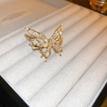Makro-Detail des 18K vergoldeten Schleifenrings mit Perlen und funkelnden Zirkonia - Schmetterlingsstil (14# Goldener Schmetterling)