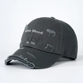 Détail de la broderie Give Blood et des trous usés sur la casquette de baseball gris foncé - Taille unique / Gris