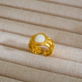 Dettaglio macro dell'anello martellato dorato con intarsio in smalto bianco in stile retrò - Stile Smalto Vintage (60)