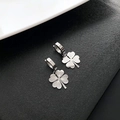 Orecchini a cerchio in argento con pendente a quadrifoglio e trama radiale sottile - Orecchini a Quadrifoglio Argento (899)