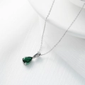 Collar de cadena de plata minimalista con un colgante de gota de gema verde pera - Oro Blanco + Circonita Verde