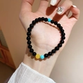 Vista dettagliata del braccialetto di perle di agata nera con accenti blu e gialli - Scatola Regalo Squisita / Nero Blu 6mm (HB4320)