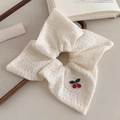Zoete crème kanten scrunchie met geborduurde kersen en hartrand op een houten dienblad - Roomwit kersenborduurwerk