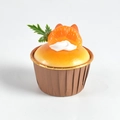Künstlicher PU-Cupcake mit gefälschtem Orangenstück und Sahnehaube für Bäckerei-Deko - Orange