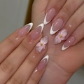 Unghie finte a mandorla con punte French bianche e accenti di fiori rosa in rilievo 3D - Stile Francese con Fiori 3D Rosa (JP3893)