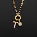 Collana a catena a graffetta in oro con lettera T di perle e ciondolo di cristallo - Lettera T
