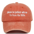 Vue détaillée de la broderie 'Please be patient I'm from the 1900s' sur casquette en coton - Réglable / Orange