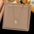 Dettaglio di una collana a catena a serpente dorata con ciondolo quadrato in turchese - Collana a Catena Serpente Oro con Un Turchese (86206)
