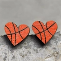 Vista ravvicinata di orecchini da basket a cuore con trama in legno su pietra - Basket Cuore