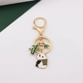 Süßer Panda und Bambus Metall-Schlüsselanhänger mit Goldfinish und Emaille-Details - Panda mit Bambuskorb Stil B