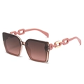 Gafas de sol cuadradas rosas con lentes degradados marrones y detalle de cadena oro - Rosa Té Doble