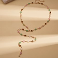 Dettaglio della catena dorata con ciondoli ovali in resina di vari colori per maglioni - Collana a Forma di Y-Colorato