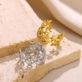 Dettaglio di anelli aperti a forma di stella cava in oro e argento su lastra di pietra - Stelle Cave (JZ6660) / Argento
