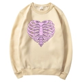 Beiges Sweatshirt mit pinkem Herz-Skelett-Print in einer flach liegenden Ansicht - S / Beige (Rosa Herzrippen)