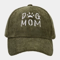 Detailaufnahme der weißen DOG MOM Stickerei auf der olivgrünen Cord-Baseballkappe für Damen - Armeegrün