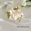 Crème satijnen scrunchie met groene linten en lelietje-van-dalen hangers, 13 cm diameter - #3 Dikke Darm Lelietje-van-dalen Met Drie Bogen