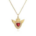 Dettaglio della collana con pendente a cuore e ali dorate con gemma centrale rossa a cuore - Cuore Rosso Ali d'Angelo