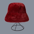 Eleganter roter Fischerhut aus weichem Kunstpelz auf schwarzem Metallständer für Damen - M (56-58cm) / Burgunderrot