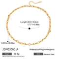 Makro-Detail einer 18K vergoldeten Edelstahlkette mit rundem weißen Zirkonia-Anhänger - Goldener breiter rechteckiger Ring mit rundem Zirkonia (JDN0306014)