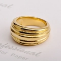 Foto macro de anillo de titanio chapado en oro de 18K con diseño de ondas múltiples - US 6 / Dorado