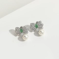 Silberne Schleifenohrringe mit grünem Edelstein und Perle auf weißem Hintergrund - Silber Smaragd Perle Schleife