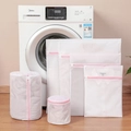 Set di sacchetti per biancheria in rete bianca con cerniere rosa davanti alla lavatrice - Piccolo 30*40cm / Maglia Fine Rosa